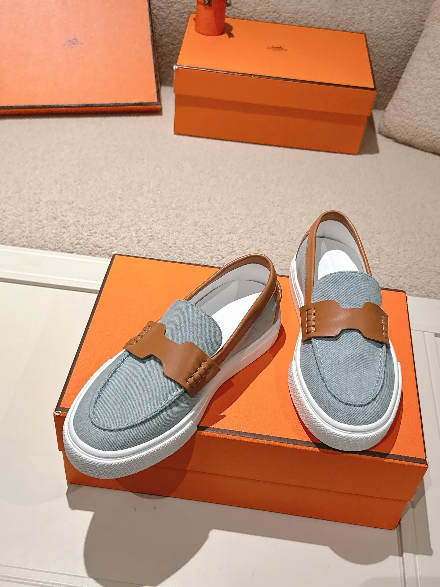 Men's men's shoes P620! Hermes# Thick Sole Couple Loafers These lace-up free sneakers in calfskin and washed denim feature signature "H" details. The design is simple and smooth, creating a fashionable urban look. It is comfortable and versatile. H family classics are not outdated, and the delivery counter is beautifully packaged🛍📦 Fabric: Original customized washed denim/first-layer cowhide Lining: Imported soft sheepskin Sole: Original open-molded anti-slip TPU material Size: 35-45